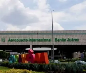 Mujer olvida maleta con 119 mil pesos en el AICM y logra recuperarlos