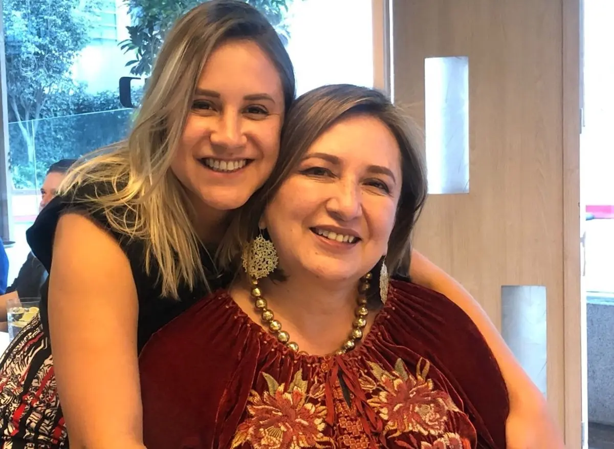 En los &uacute;ltimos d&iacute;as, la imagen de X&oacute;chitl G&aacute;lvez se ha visto afectada por un video que protagoniz&oacute; su hijo en estado de ebriedad, motivo por el cual Juan Pablo S&aacute;nchez tuvo que renunciar a la coordinaci&oacute;n de la red de j&oacute;venes de su campa&ntilde;a. Sin embargo, la candidata tiene otra hija m&aacute;s grande, quien tambi&eacute;n la ayuda activamente en su aspiraci&oacute;n presidencial.