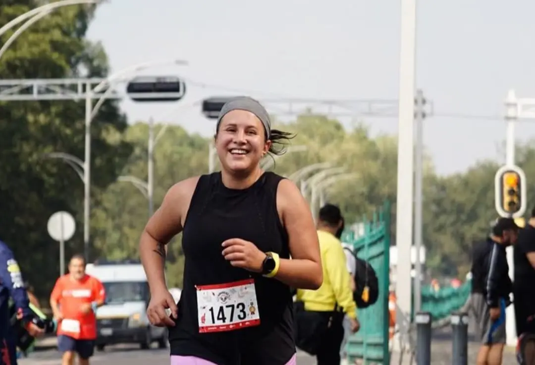 Tambi&eacute;n disfruta correr y se inscribe constantemente en maratones.