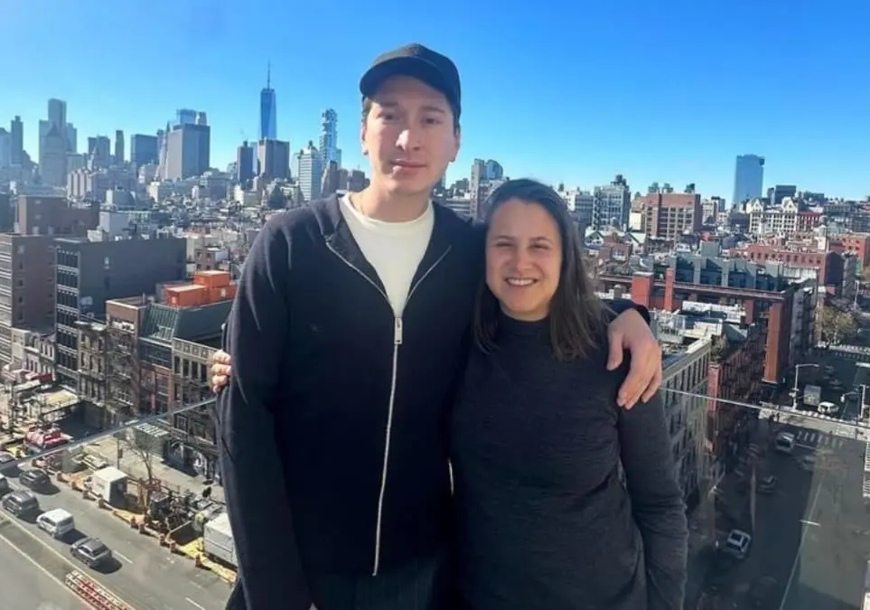 Estudi&oacute; Artes Pl&aacute;sticas y Visuales en la Escuela Nacional de Pintura, Escultura y Grabado 'La Esmeralda', del Instituto Nacional de Bellas Artes y Literatura.