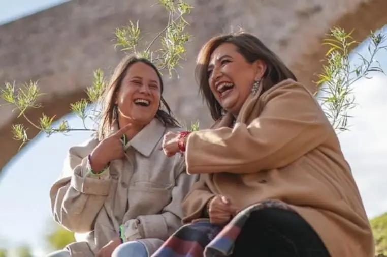 De acuerdo con lo que publica en sus redes sociales, le gusta bailar y ama a los perros.