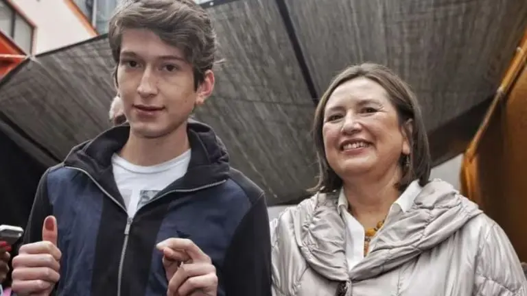 El hijo de Xóchitl Gálvez se bajo de la campaña de su madre tras difundirse un video en el que insulta y agrede al personal de una discoteca Créditos: Especial