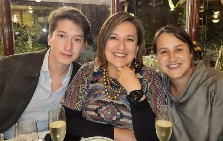 Xóchitl Gálvez, con sus hijos, Juan Pablo y Diana Créditos: (Facebook, Xóchitl Gálvez)