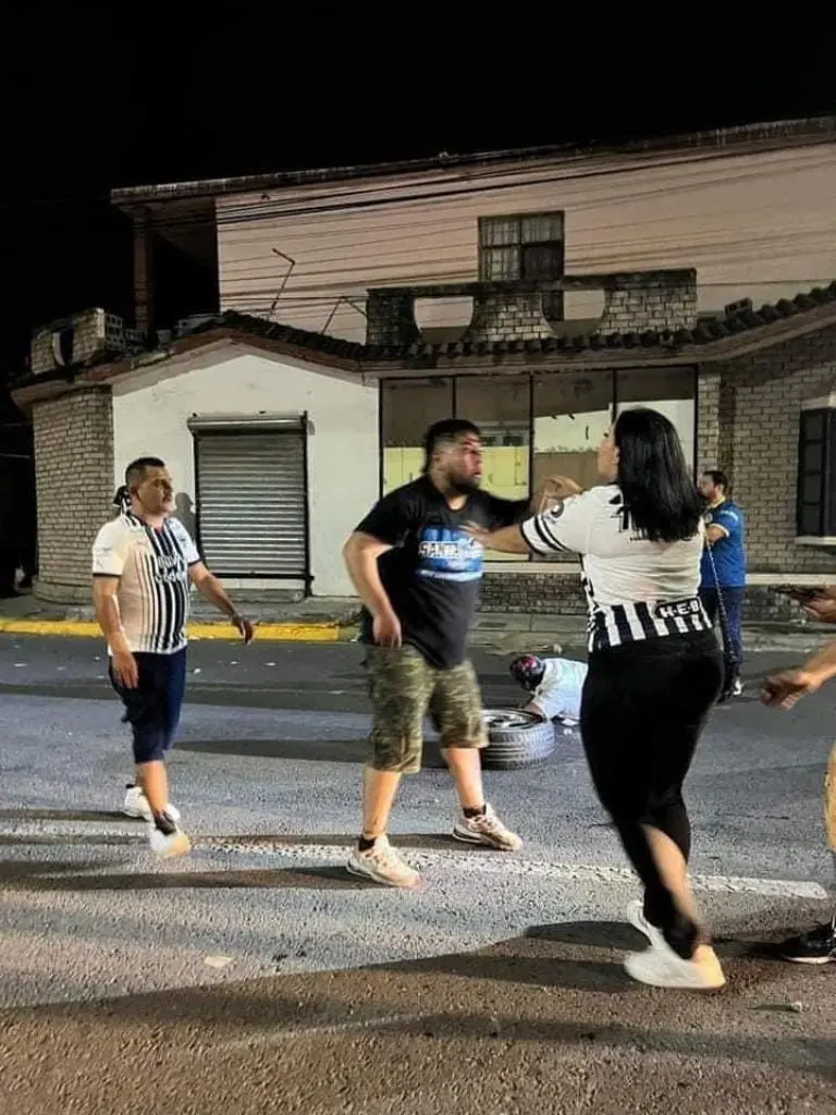 Muere paramédico golpeado por aficionados rayados en estadio BBVA en 2023 -@LupitaJuarezH