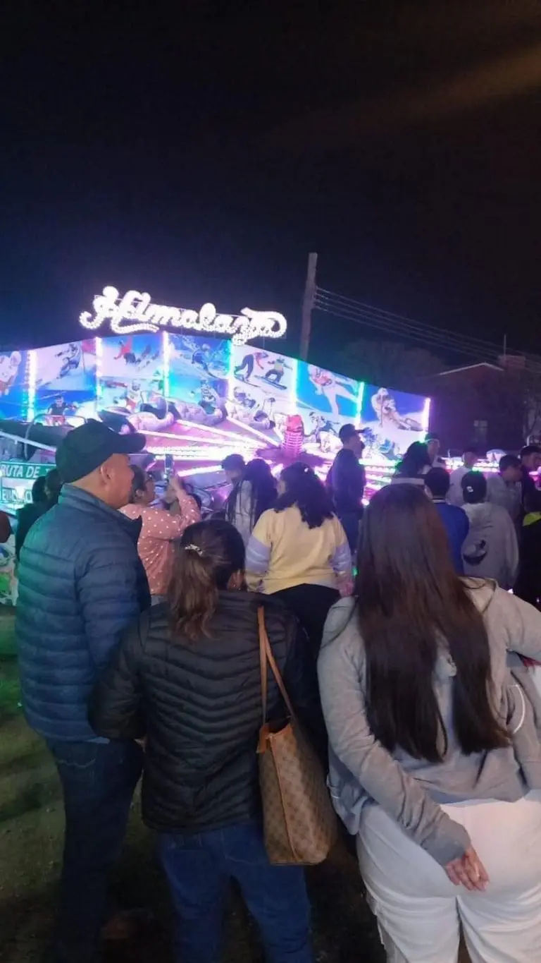 Personas se acercaron al lugar para auxiliar a la mujer que salió heridaFoto: Redes