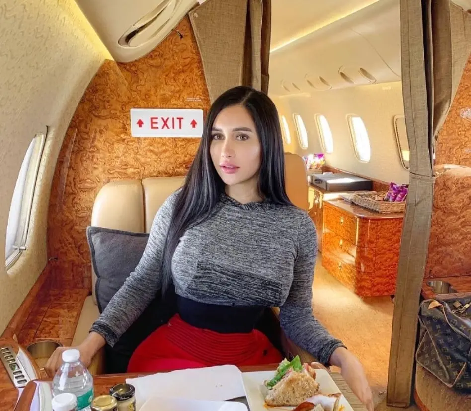 Conocida como la 'Kim Kardashian mexicana' en Instagram, donde tenía 12 millones de seguidores. Murió el 7 de diciembre de 2020 a los 29 años debido a complicaciones durante una cirugía de levantamiento de glúteos en Colombia.