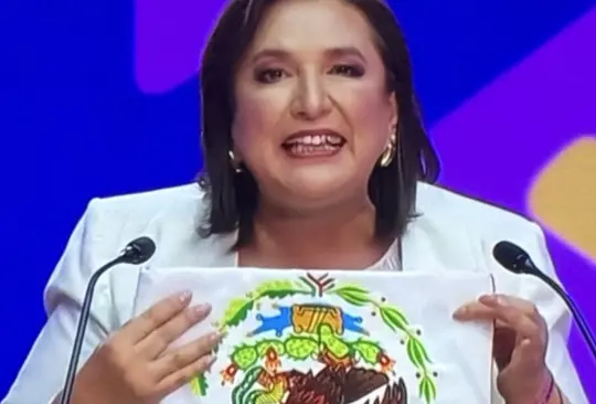 Xóchitl Gálvez con la bandera al revés.