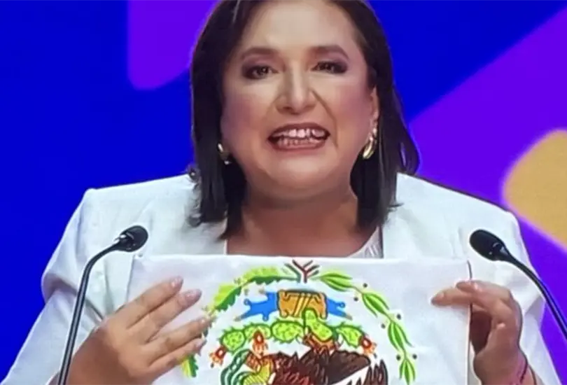 X&oacute;chitl G&aacute;lvez con la bandera al rev&eacute;s.