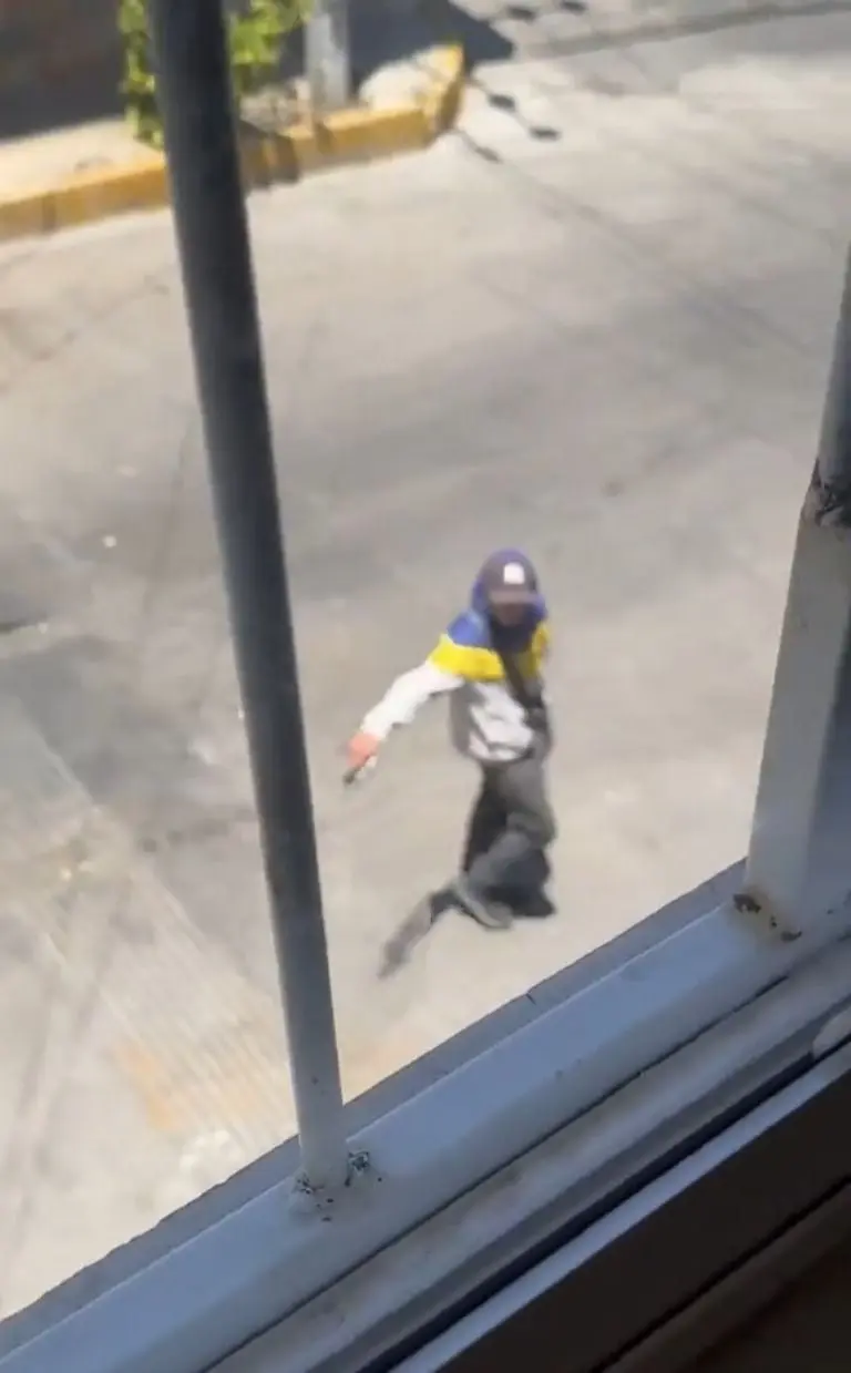 Ladrón amenaza con arma a motociclista y le exige las llaves de su vehículo a plena luz del día - Tomada de video