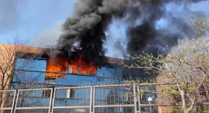 Normalistas atacan con petardos e incendian vehículos en Palacio de Gobierno en Chilpancingo