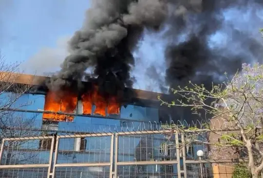 Normalistas atacan con petardos e incendian vehículos en Palacio de Gobierno en Chilpancingo