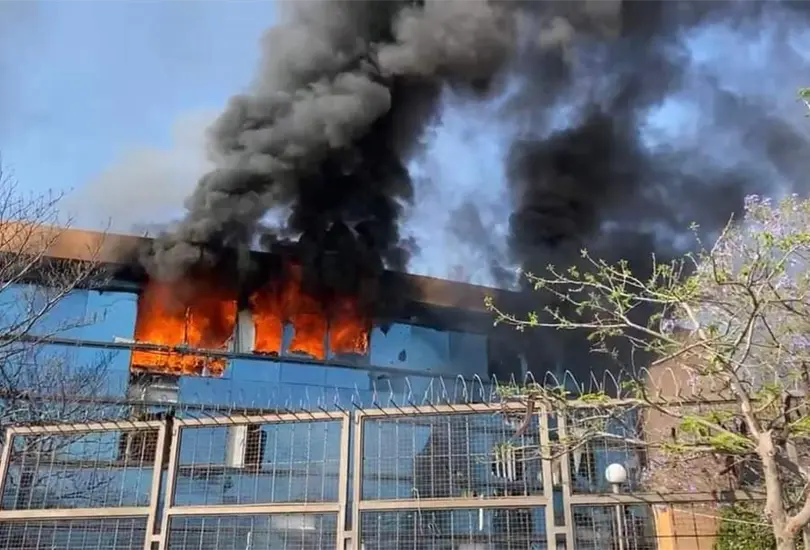 Normalistas atacan con petardos e incendian veh&iacute;culos en Palacio de Gobierno en Chilpancingo
