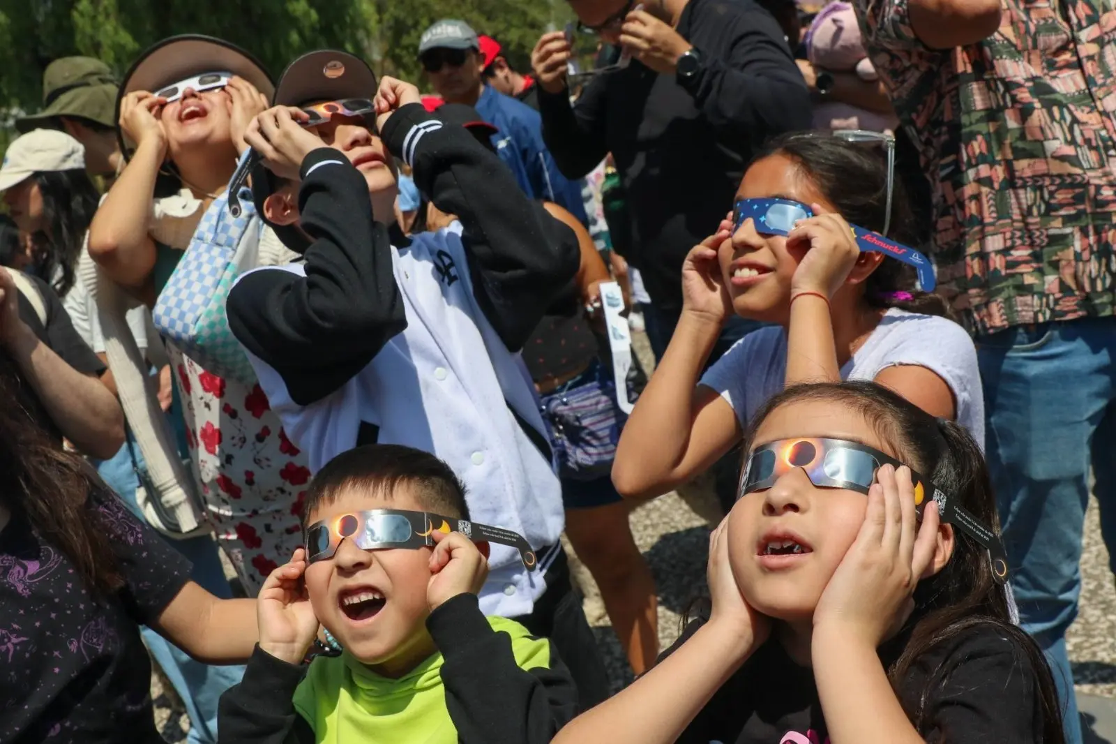 Desde temprano, en Ciudad de México cientos de personas se prepararon para apreciar el Eclipse Solar.