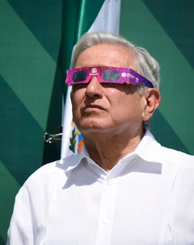 El presidente Andrés Manuel López Obrador compartió en su cuenta de X el momento en el que presenció el Eclipse Solar.