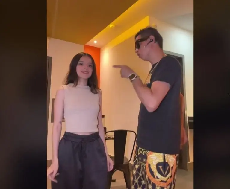 Alex Marín con su nueva novia (TikTok)