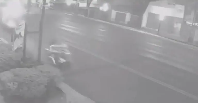 El hombre circulaba con su triciclo lleno de pan. Foto: captura de pantalla.