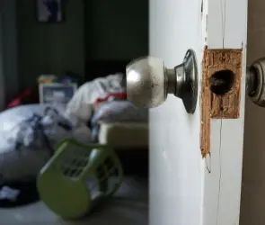 Patrona coloca cámaras de seguridad y descubre que era drogada por sus empleados para robarle