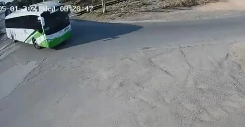 VIDEO muestra c&oacute;mo tren embiste autob&uacute;s de pasajeros en Hidalgo 