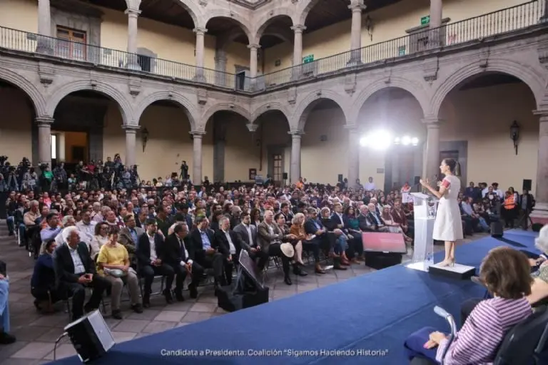Sheinbaum promete libertad de investigación a científicos y académicos - Cortesía