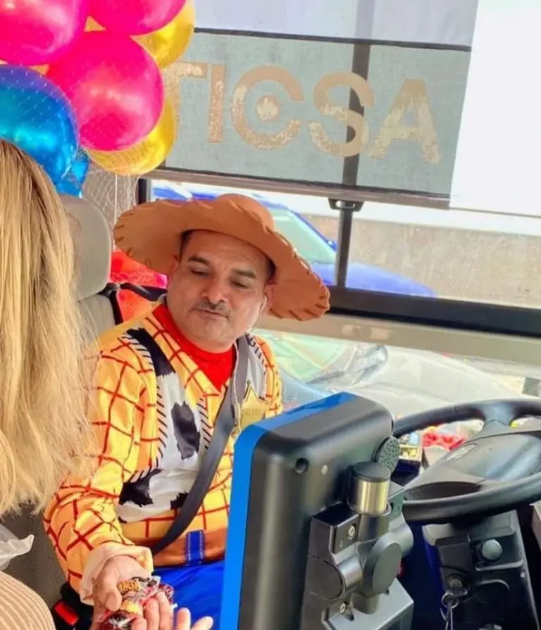 Con una sonrisa subía a las personas al camiónFoto: Boni Diaz