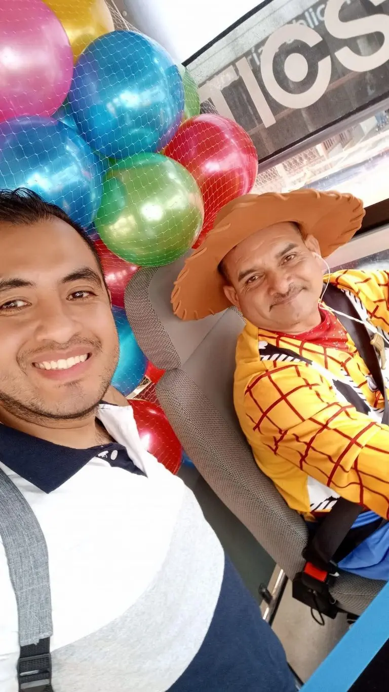 Varias personas se tomaron su foto del recuerdo con el choferFoto: Joan Carlos