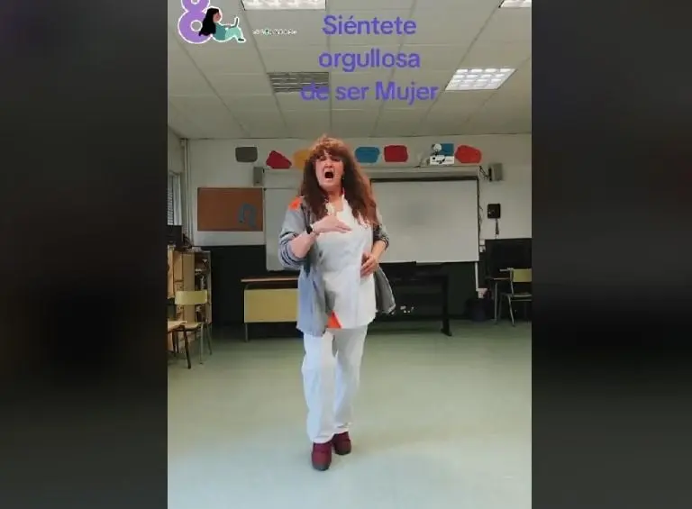 Despiden a empleada por sus videos de TikTok (Captura de pantalla)