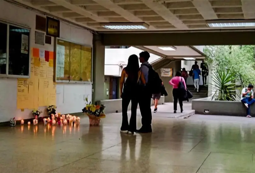 Compa&ntilde;eros de la FES-A se unieron para dejar sus mensajes al joven que falleci&oacute; durante el ataque en CCH Naucalpan