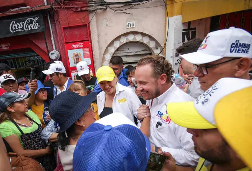 Santiago Taboada estuvo conviviendo con la gente de la Cuauht&eacute;moc en su conferencia de prensa