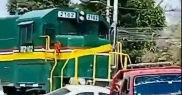 El tren arrastró por varios metros al carroFoto: Redes