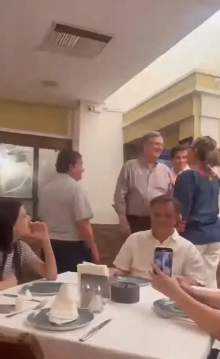 Corren a Marcelo Ebrard de restaurante - Captura de pantalla