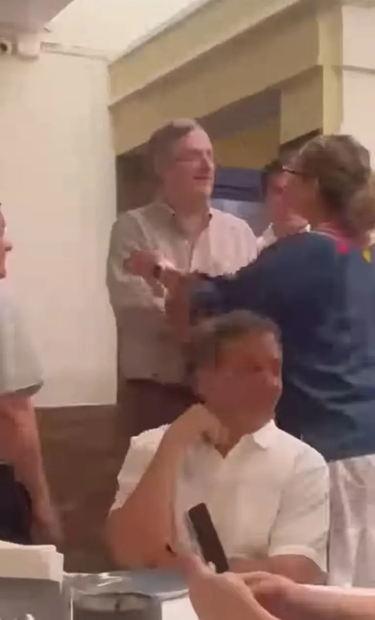 Corren a Marcelo Ebrard de restaurante - Captura de pantalla