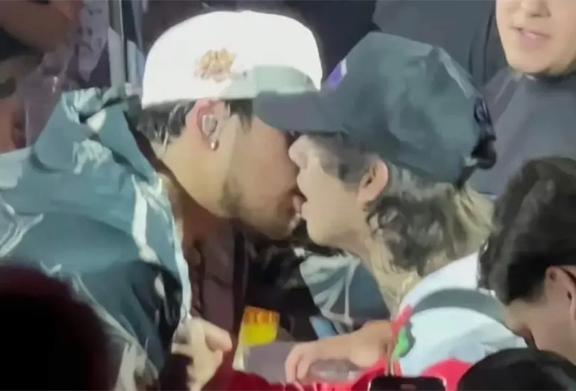 En la imagen, ambos artistas parecen estar d&aacute;ndose un beso en pleno concierto en un palenque, desatando una ola de especulaciones y reacciones en internet.