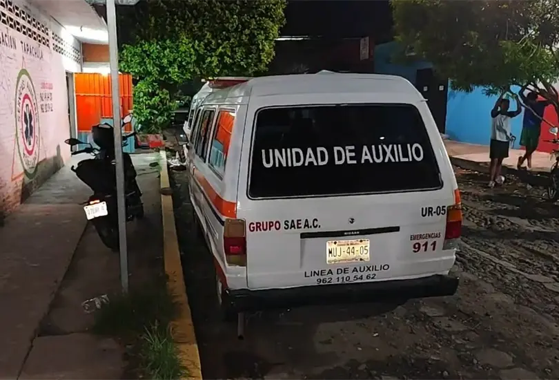 Vecinos amarran y rapan a presuntos ladrones de bater&iacute;as de ambulancias en Chiapas