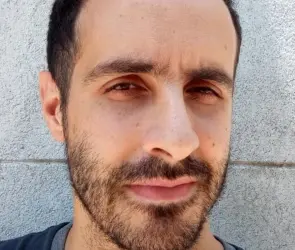 Monje católico abandona la religión para iniciar una vida poliamorosa: "soy bisexual y visto de mujer"