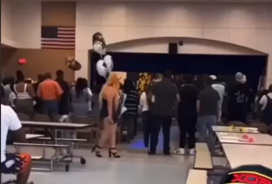 Critican a madre de familia por su forma de vestir en graduación de su hijo Critican a madre de familia por su forma de vestir en graduación de su hijo