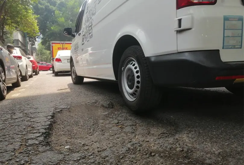 En la colonia Cuauhtémoc hay miles de baches. En la colonia Cuauhtémoc hay miles de baches.