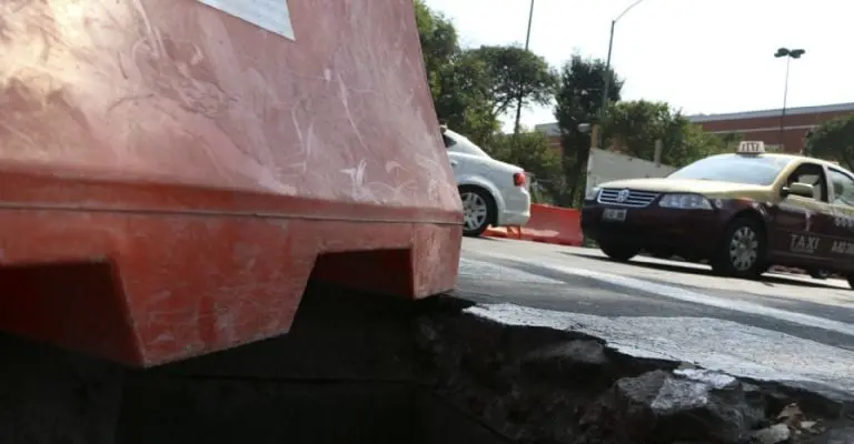 La CDMX debe indemnizar a los automovilistas afectados por los baches.