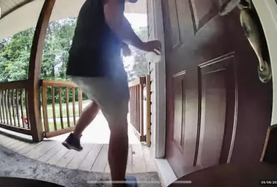 Serpiente casi muerde a hombre en la puerta de su casa y queda grabado en VIDEO Serpiente casi muerde a hombre en la puerta de su casa y queda grabado en VIDEO