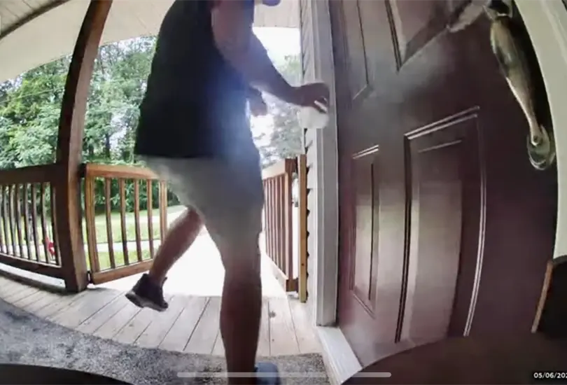 Serpiente casi muerde a hombre en la puerta de su casa y queda grabado en VIDEO Serpiente casi muerde a hombre en la puerta de su casa y queda grabado en VIDEO