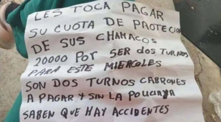 En el mensaje, los criminales exigen a los padres y docentes pagar una cuota de 20 mil pesos, 10 mil por turno Créditos: Especial