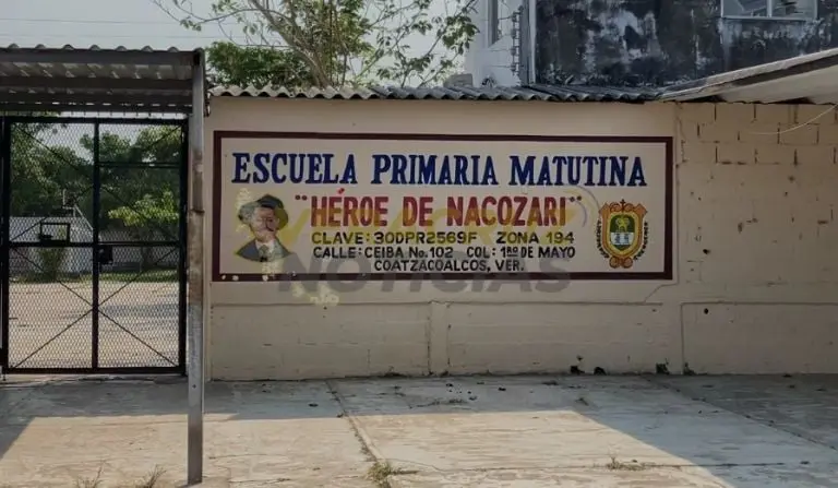 La cartulina con el mensaje de extorsión apareció a las afueras del plantel, ubicado en el municipio de Coatzacoalcos Créditos: Especial