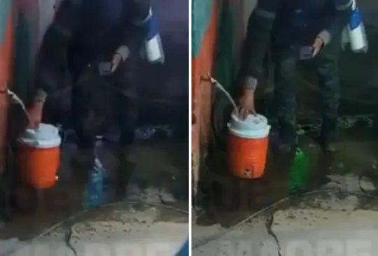 Exhiben a vendedor rellenando termo con agua de la llave. 