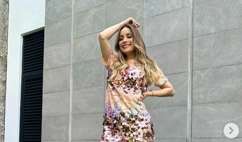 En su casa predominan los tonos neutros como caf&eacute;, gris y blanco.