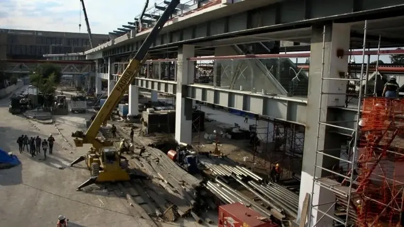 Tragedia en la construcci&oacute;n del Troleb&uacute;s Elevado: trabajador muere al caer estructura en Iztapalapa