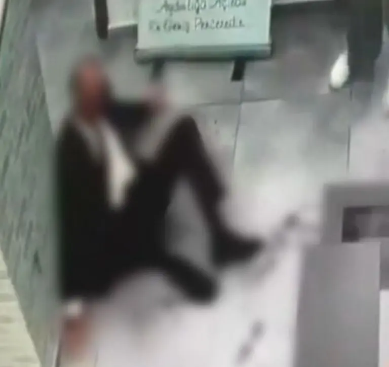 Estudiante ataca al director de una secundaria (X)