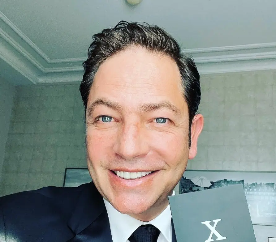 Ahora tiene 50 años, está casado y tiene 2 hijos. Hace unos años dejó la actuación y ahora tiene una empresa de impresión de fotos.