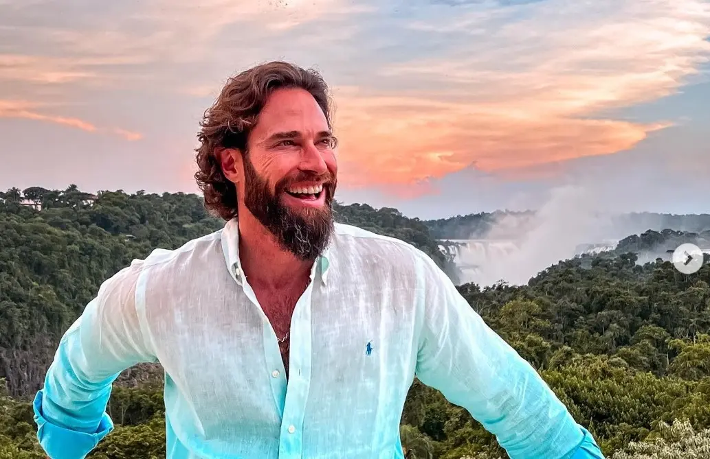 Ahora tiene 48 años, es padre de un hijo y mantiene un noviazgo de varios años con Angelique Boyer. Ha protagonizado telenovelas como 'Tres veces Ana' y 'Vencer el pasado'.