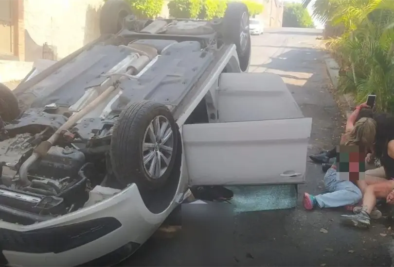 Mujeres vuelcan en auto y se toman una selfie 