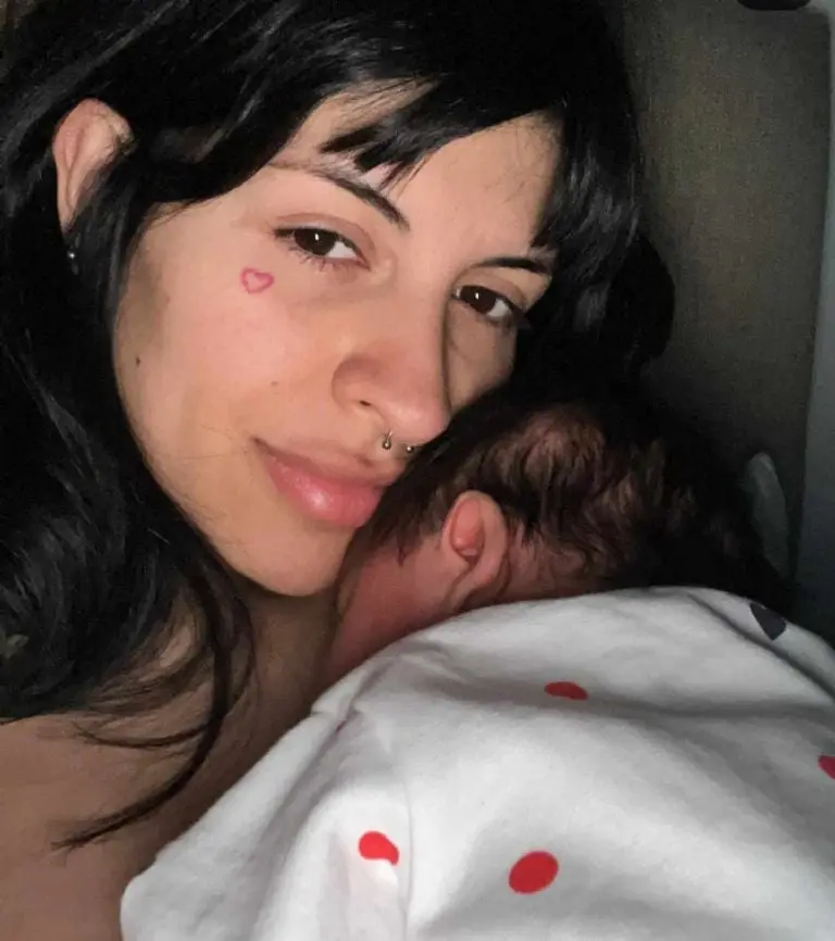 En redes se puede ver la felicidad de ambos padres con su hijaFoto: Instagram @cazzu