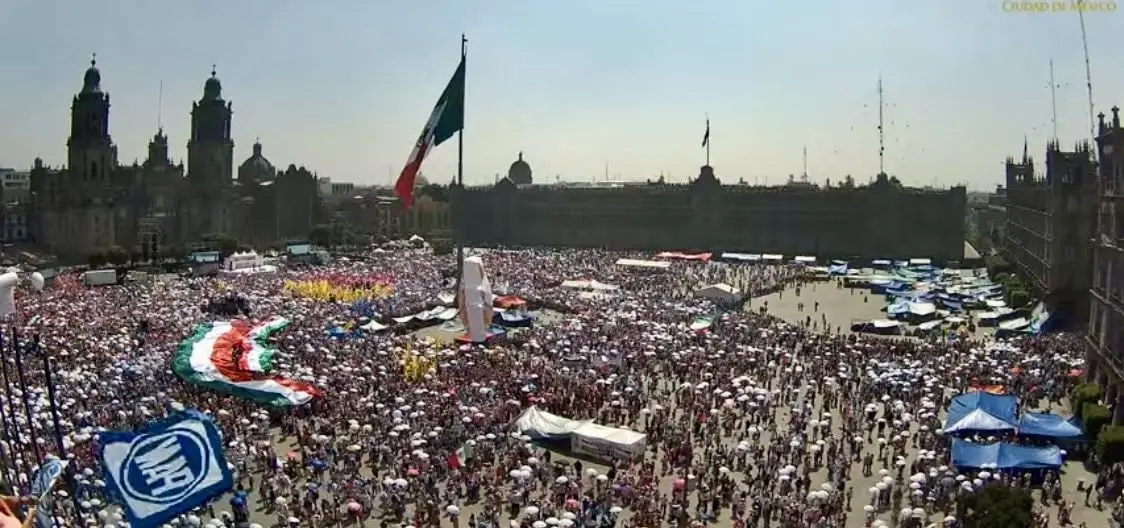 Gobierno capitalino reporta 95 mil asistentes a la marcha de la Marea Rosa en el Z&oacute;calo
